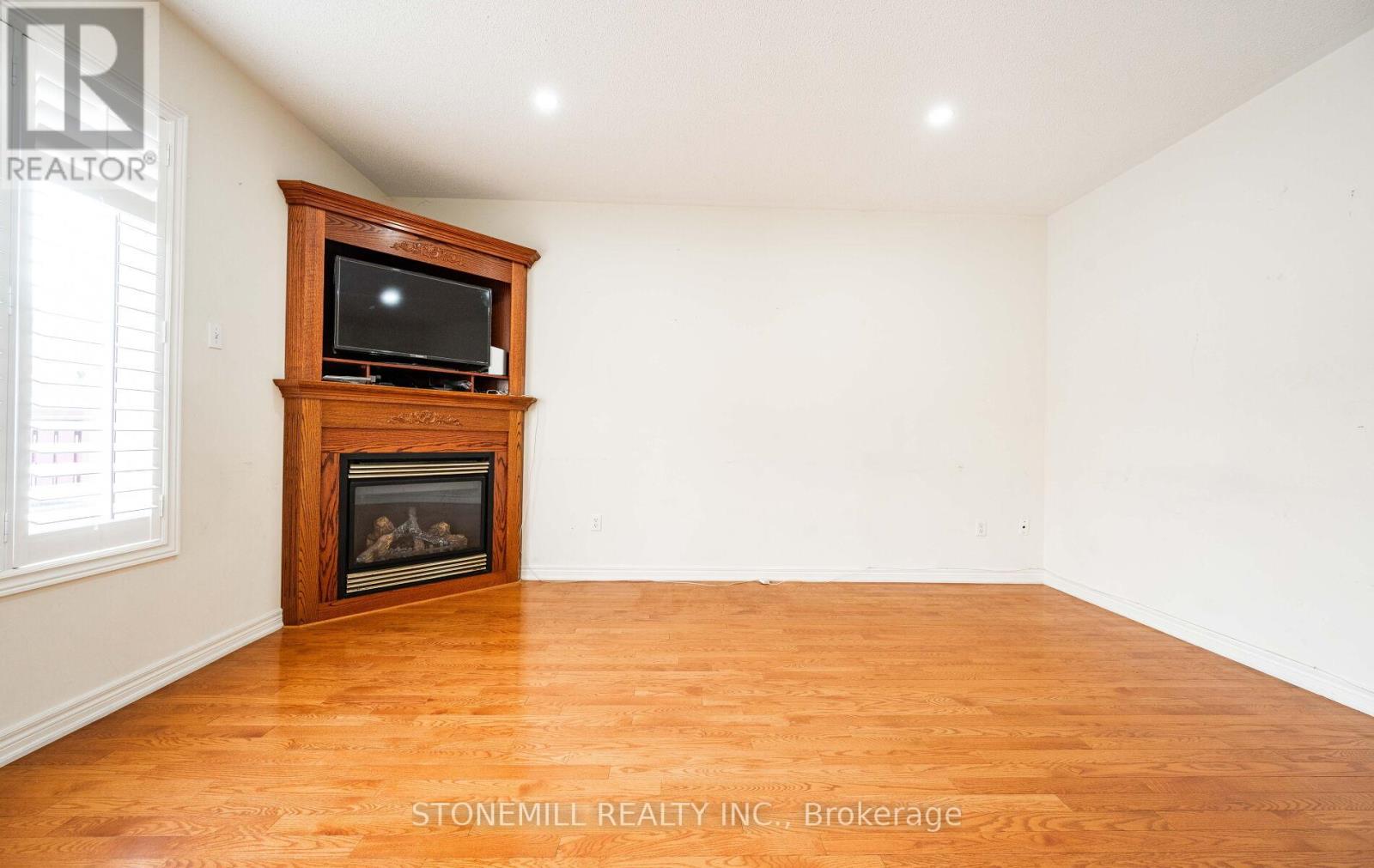 135 Earlsbridge Boulevard, Brampton, Ontario  L7A 3T7 - Photo 10 - W12573792