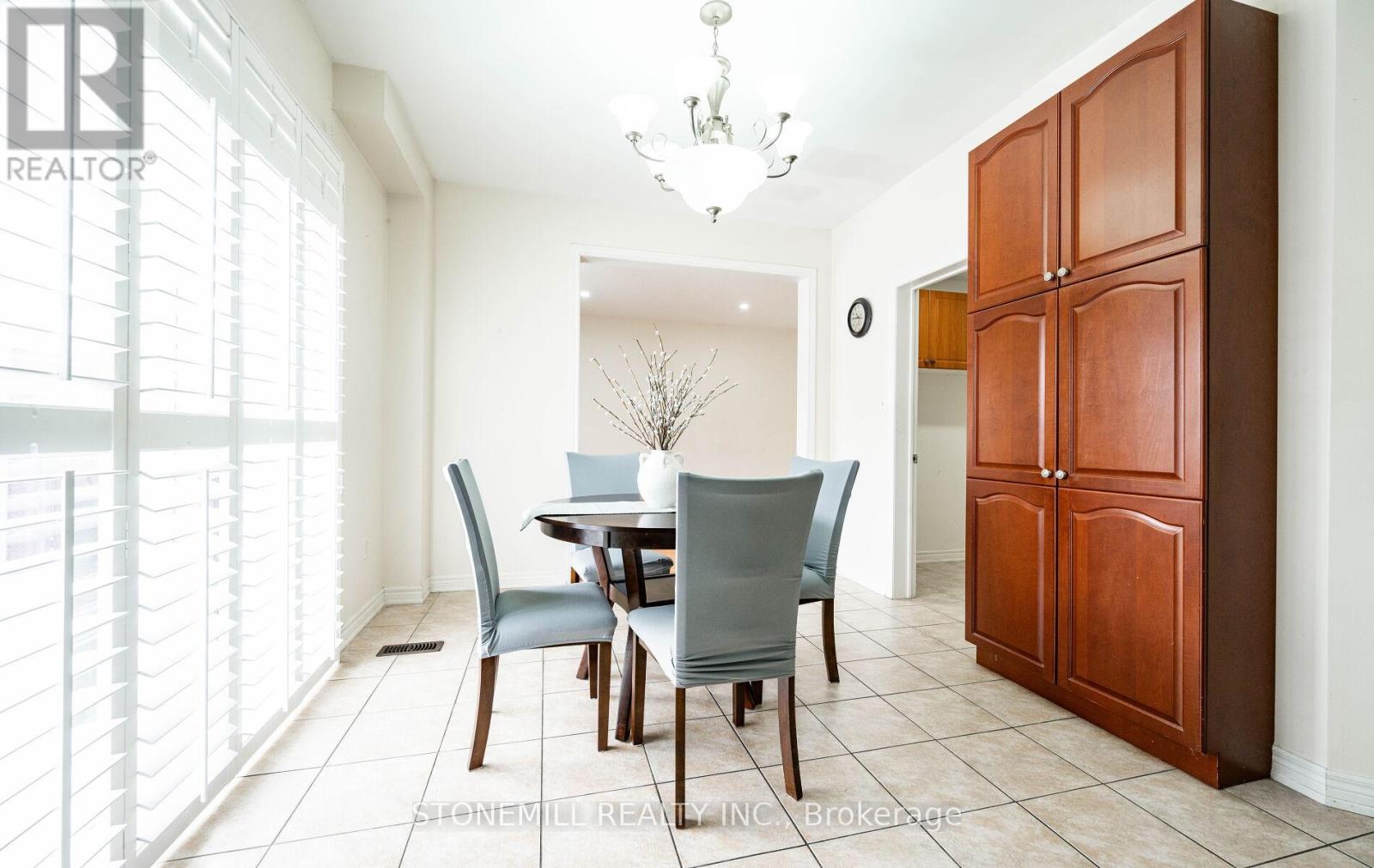 135 Earlsbridge Boulevard, Brampton, Ontario  L7A 3T7 - Photo 14 - W12573792