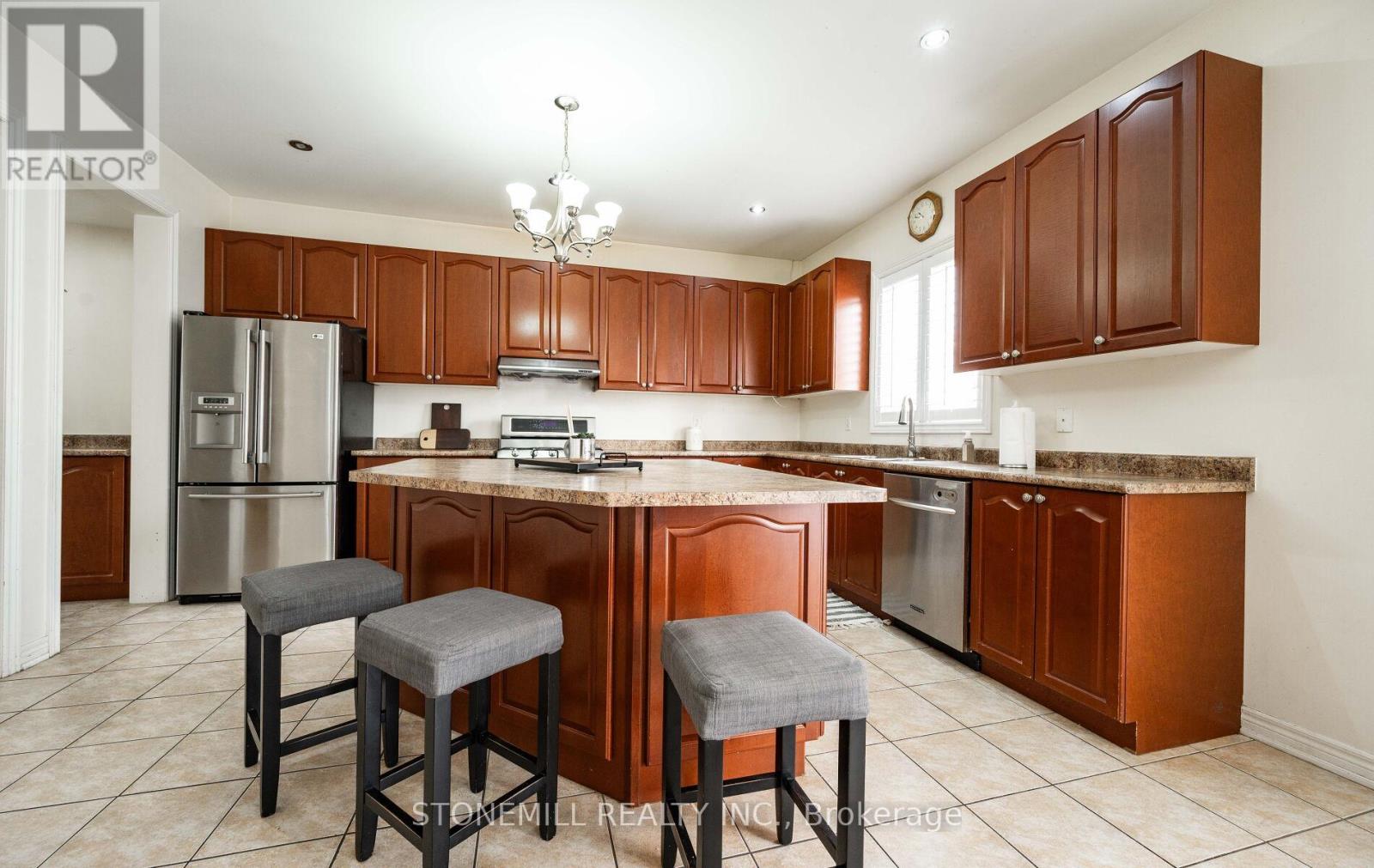 135 Earlsbridge Boulevard, Brampton, Ontario  L7A 3T7 - Photo 16 - W12573792