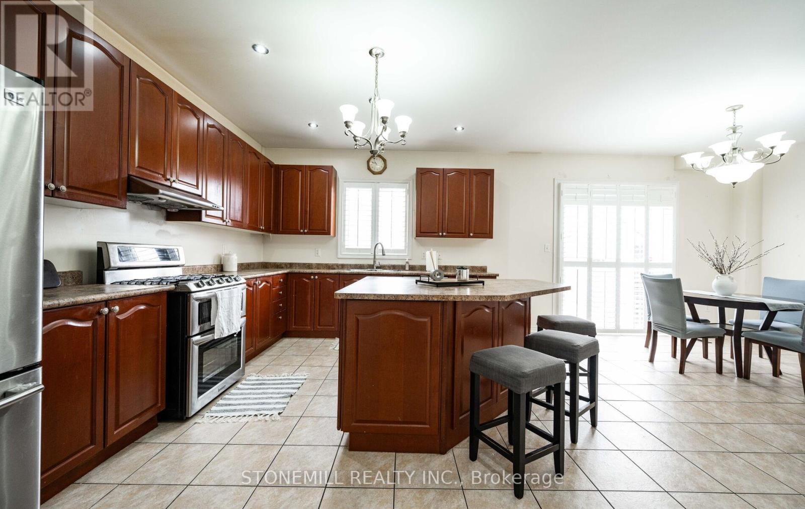 135 Earlsbridge Boulevard, Brampton, Ontario  L7A 3T7 - Photo 18 - W12573792