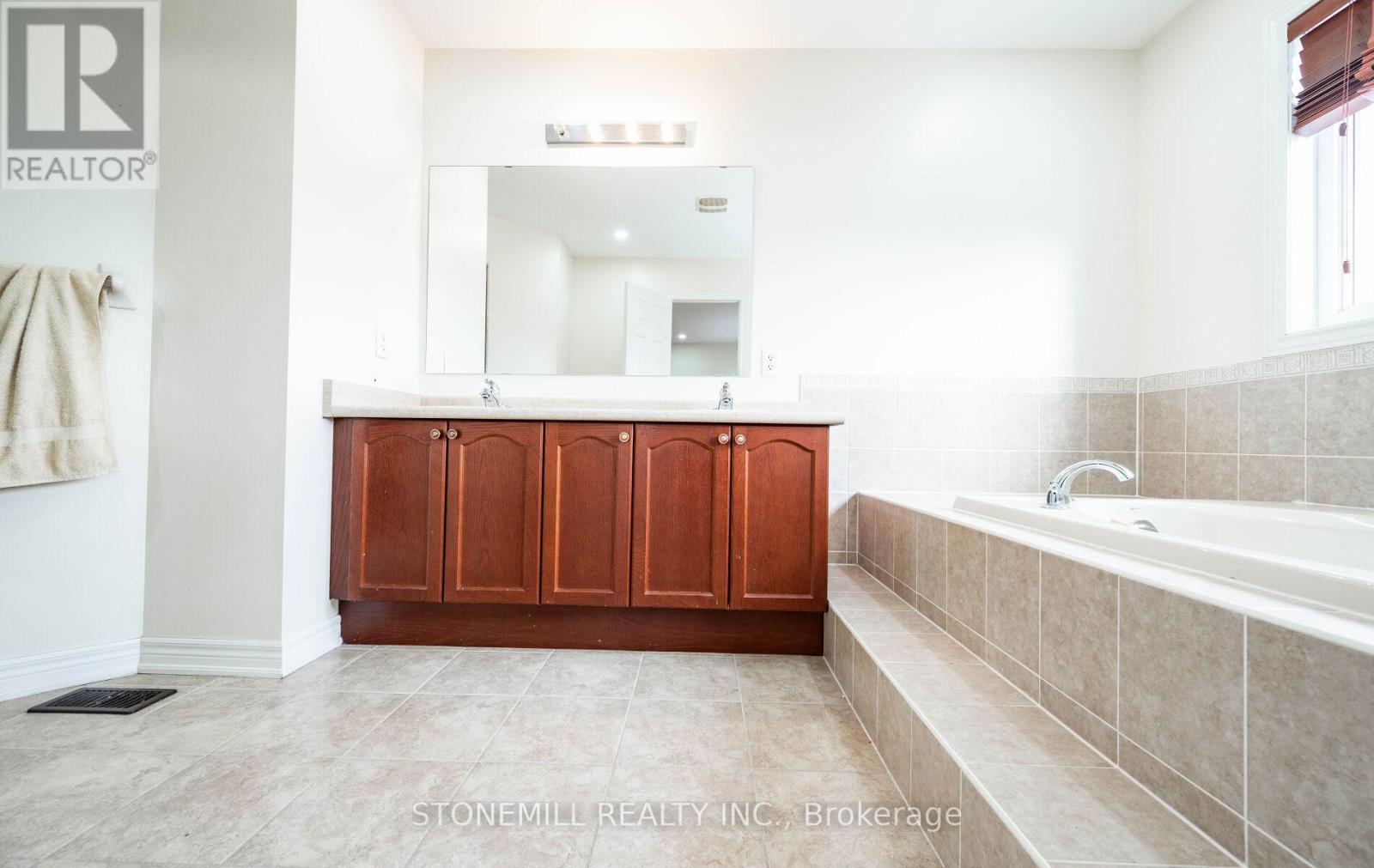 135 Earlsbridge Boulevard, Brampton, Ontario  L7A 3T7 - Photo 24 - W12573792