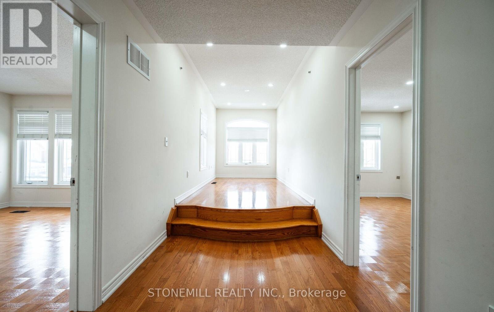 135 Earlsbridge Boulevard, Brampton, Ontario  L7A 3T7 - Photo 20 - W12573792