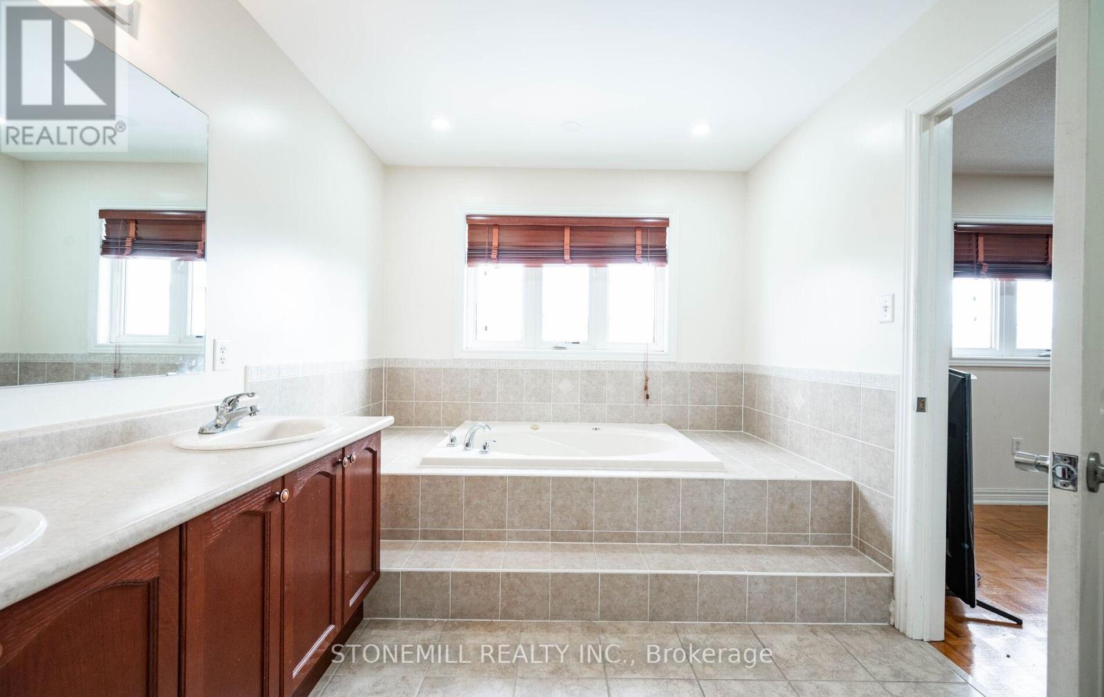 135 Earlsbridge Boulevard, Brampton, Ontario  L7A 3T7 - Photo 25 - W12573792