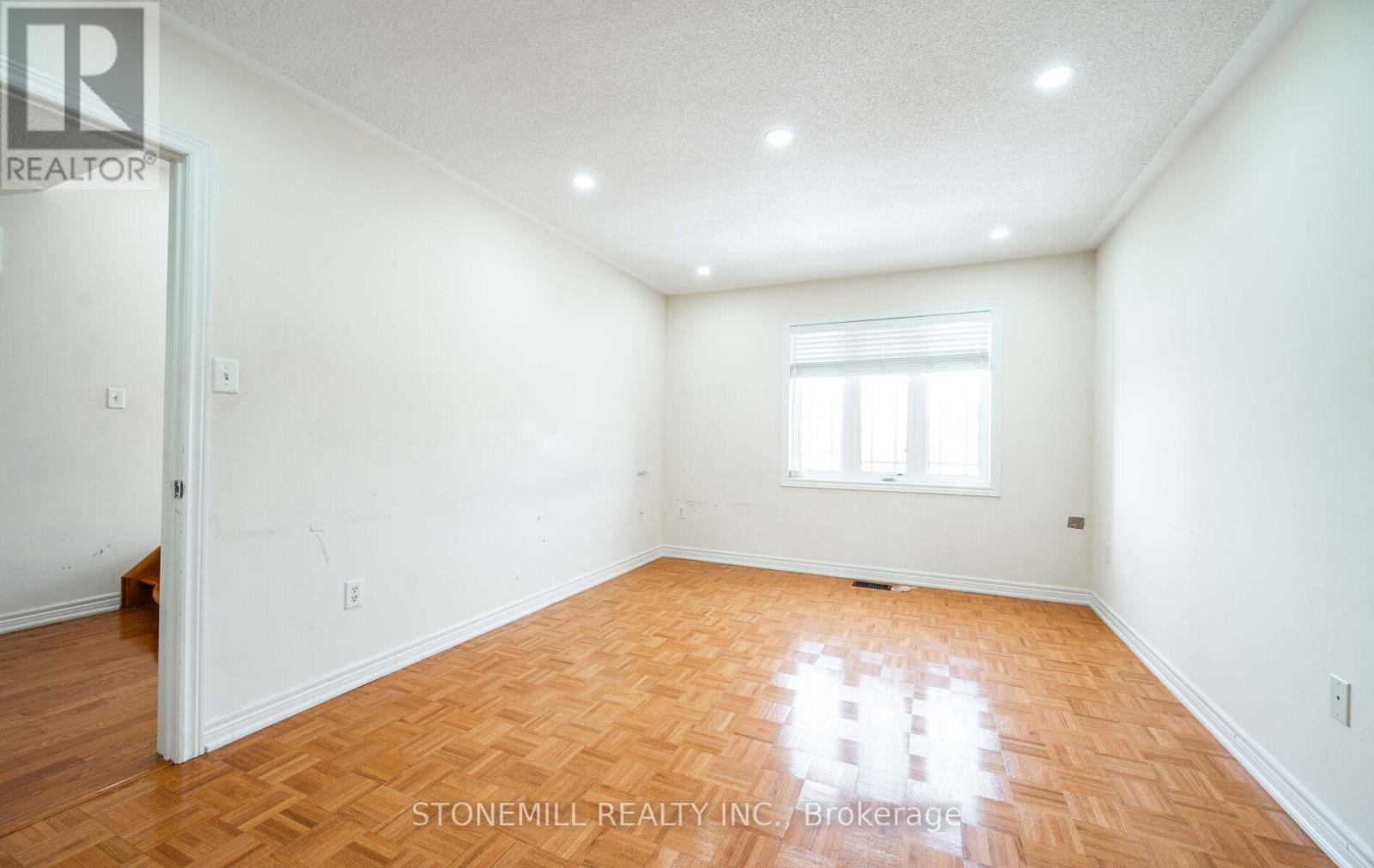 135 Earlsbridge Boulevard, Brampton, Ontario  L7A 3T7 - Photo 27 - W12573792