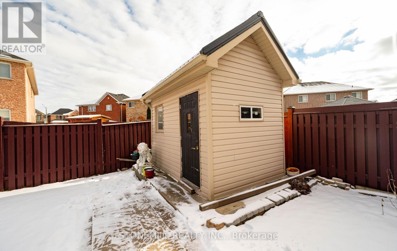 135 Earlsbridge Boulevard, Brampton, Ontario  L7A 3T7 - Photo 33 - W12573792