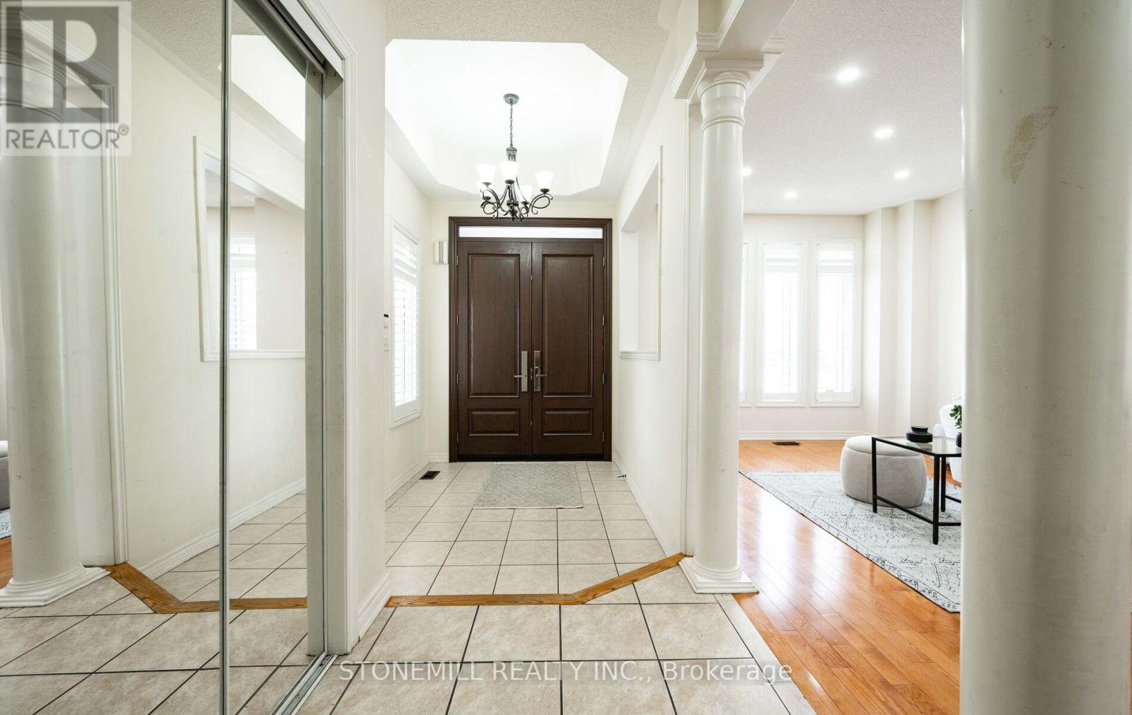 135 Earlsbridge Boulevard, Brampton, Ontario  L7A 3T7 - Photo 5 - W12573792