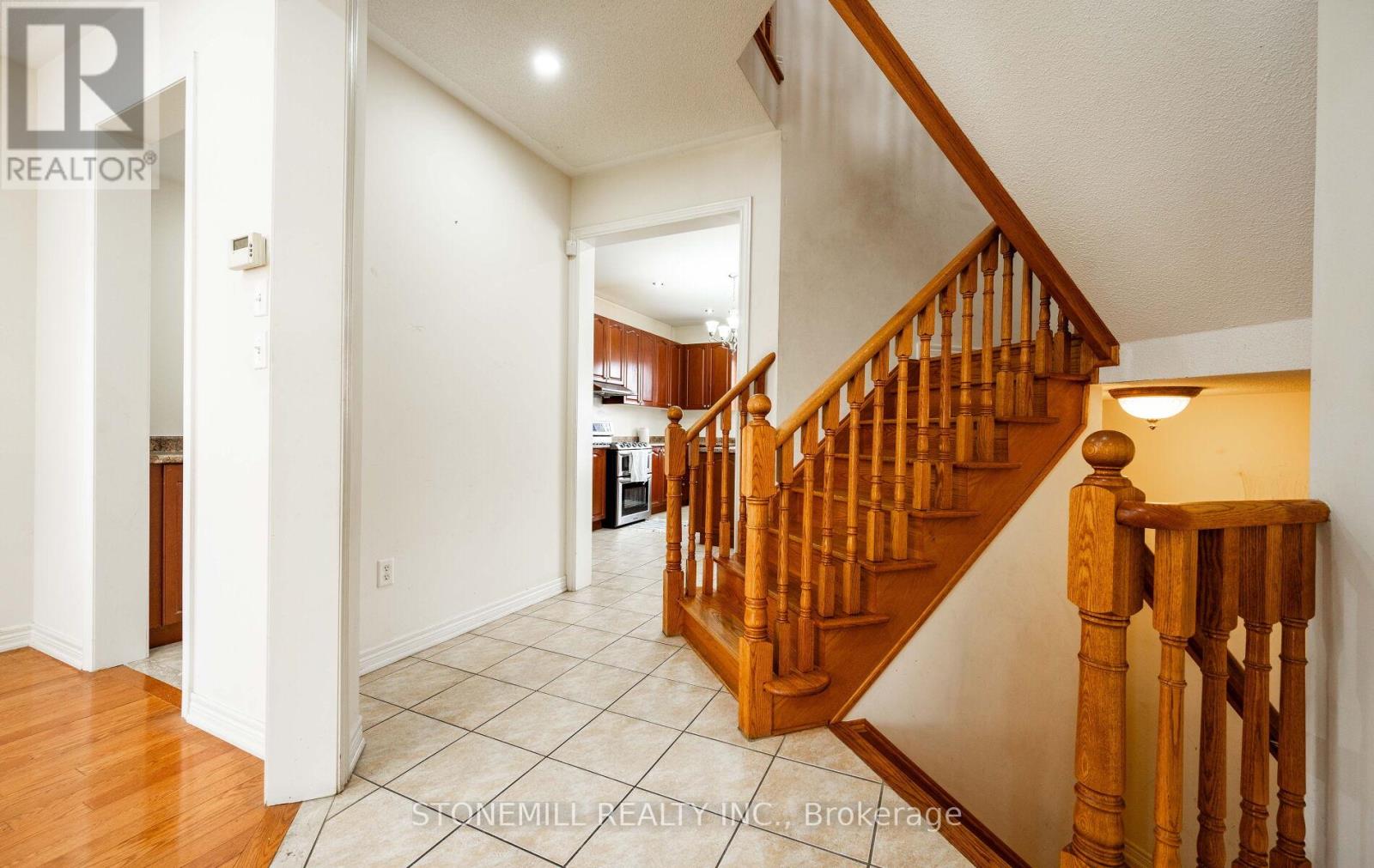 135 Earlsbridge Boulevard, Brampton, Ontario  L7A 3T7 - Photo 9 - W12573792