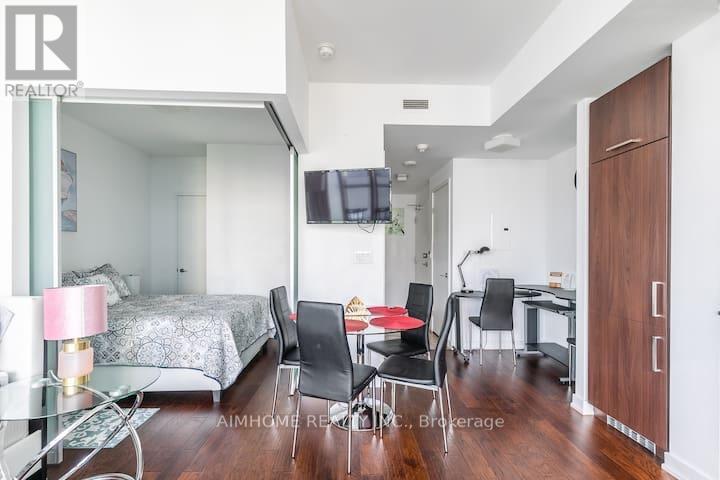 <div class="slider-price">$2,550 Monthly</div><p>2611 - 12 York Street, Toronto, Ontario</p>