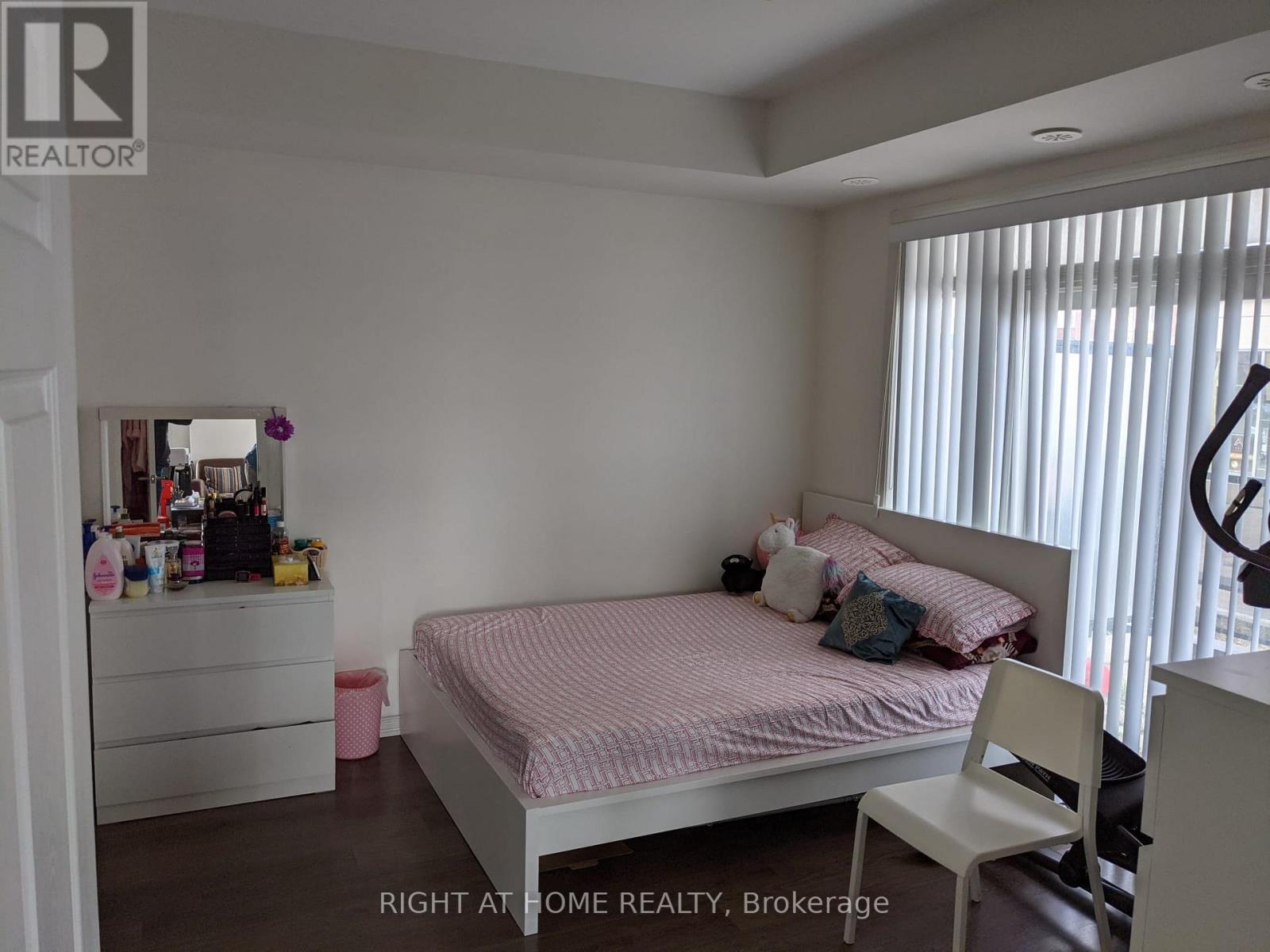 104 - 54 Sky Harbour Drive, Brampton, Ontario  L6Y 6B9 - Photo 4 - W12608596