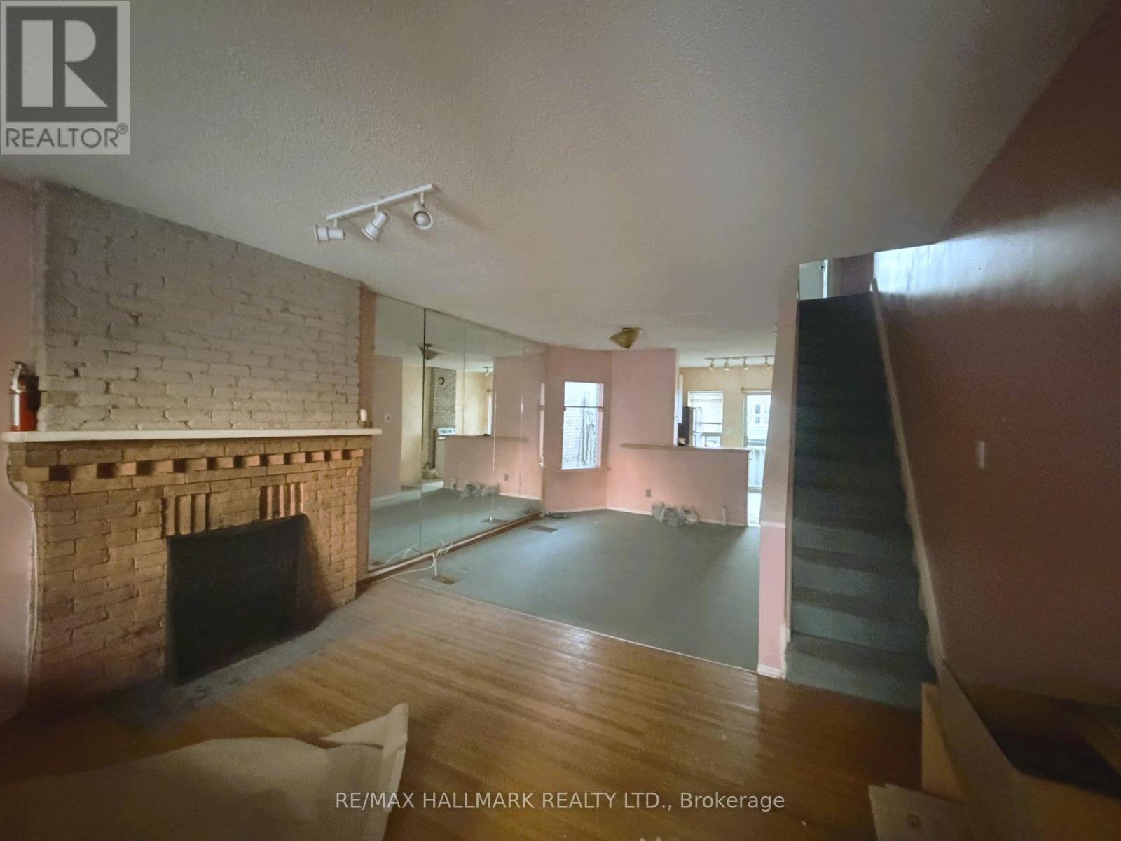 27 Bellhaven Road, Toronto, Ontario  M4L 3J4 - Photo 4 - E12607456