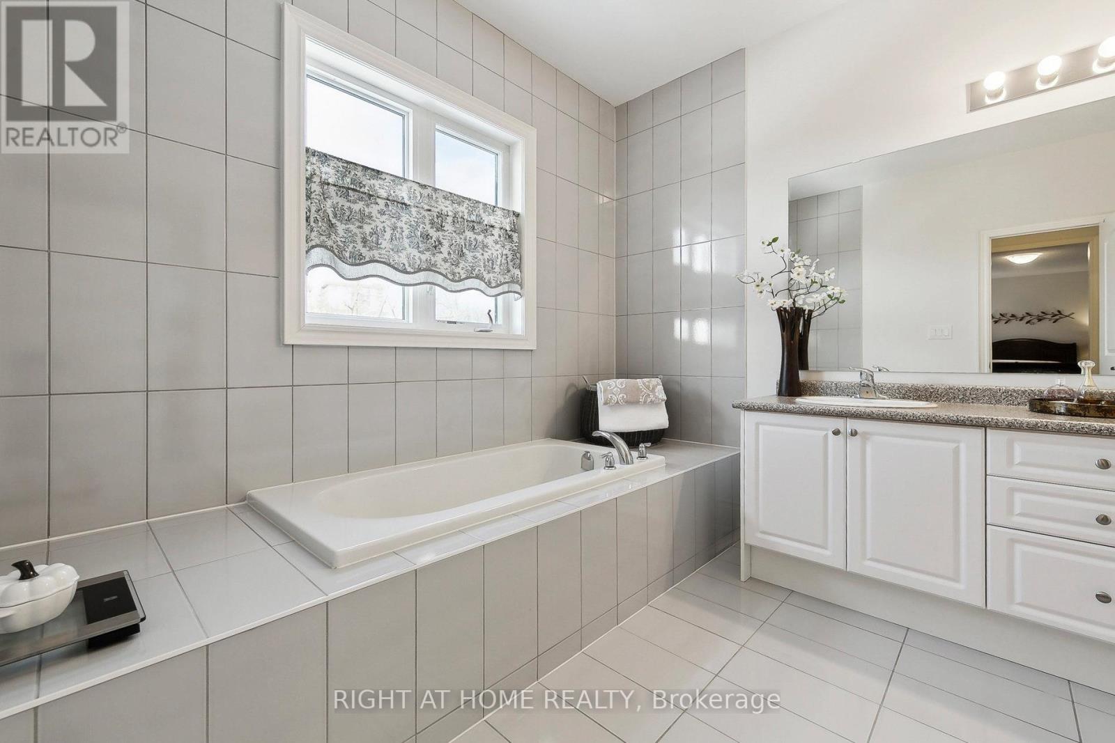 247 Humphrey Street, Hamilton, Ontario  L8B 1X4 - Photo 24 - X12537258