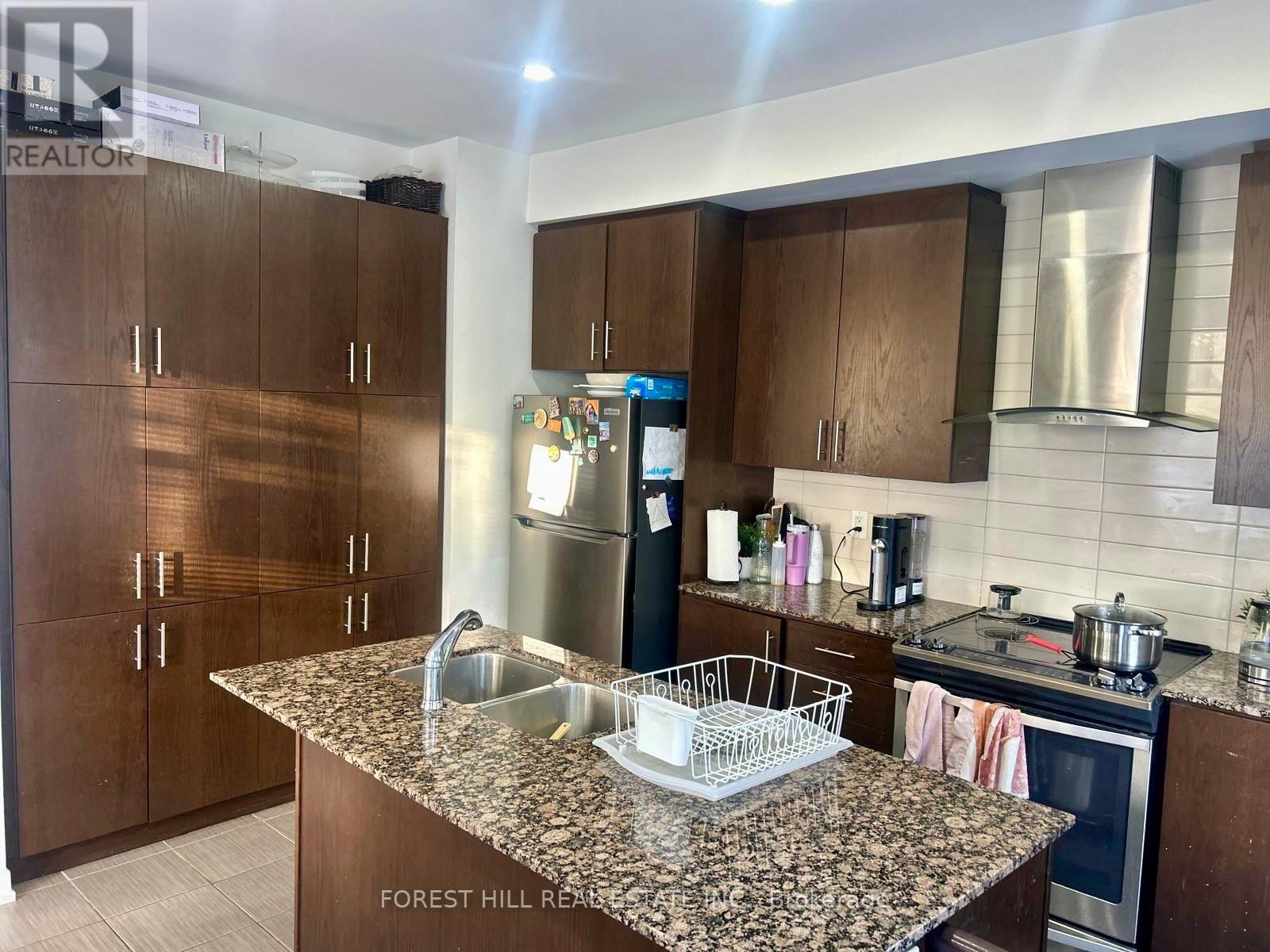 142 Salterton Circle, Vaughan, Ontario  L6A 4Z1 - Photo 5 - N12608630