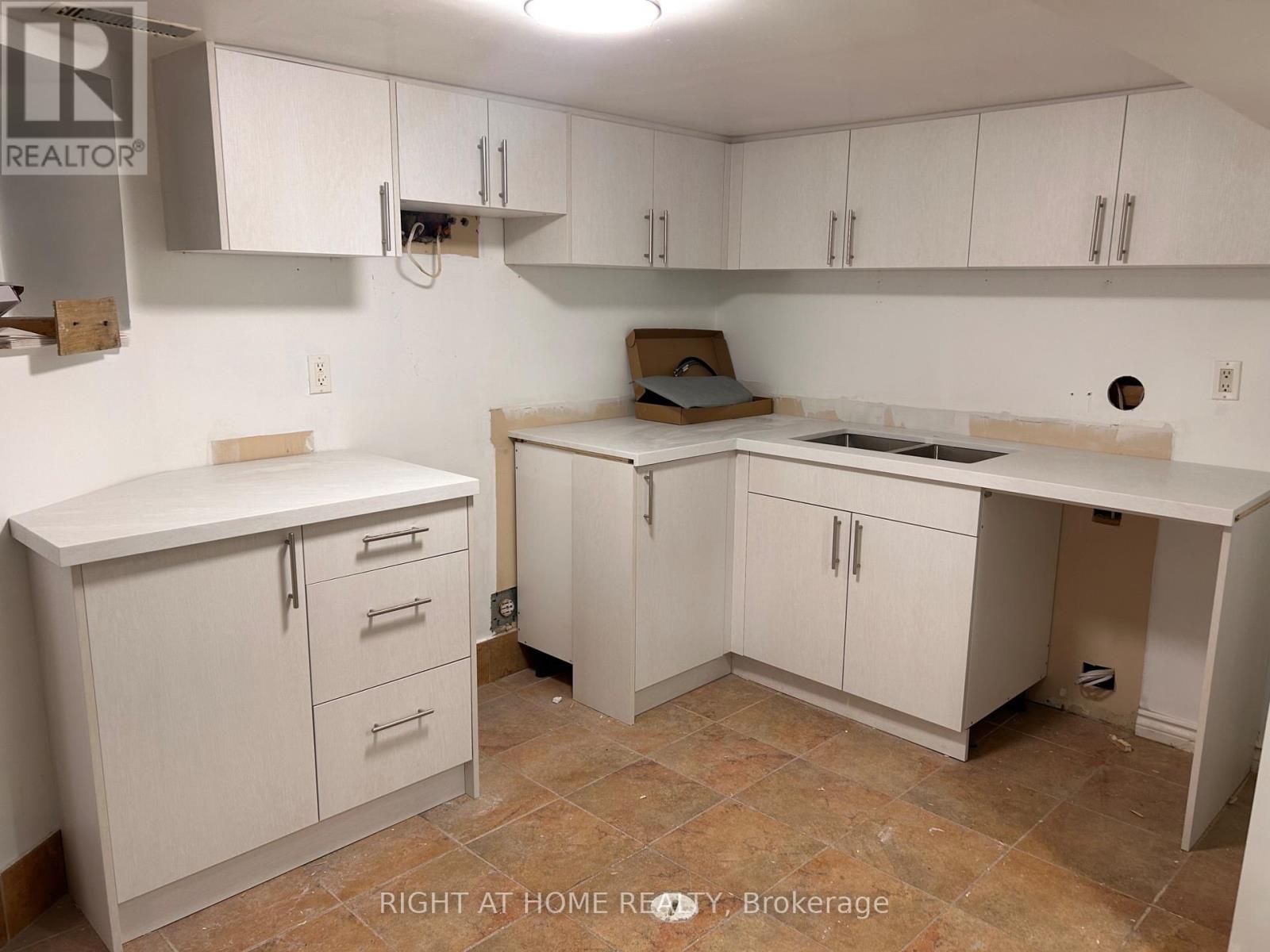 B - 1039 Ossington Avenue, Toronto, Ontario  M6G 3V9 - Photo 2 - W12608644