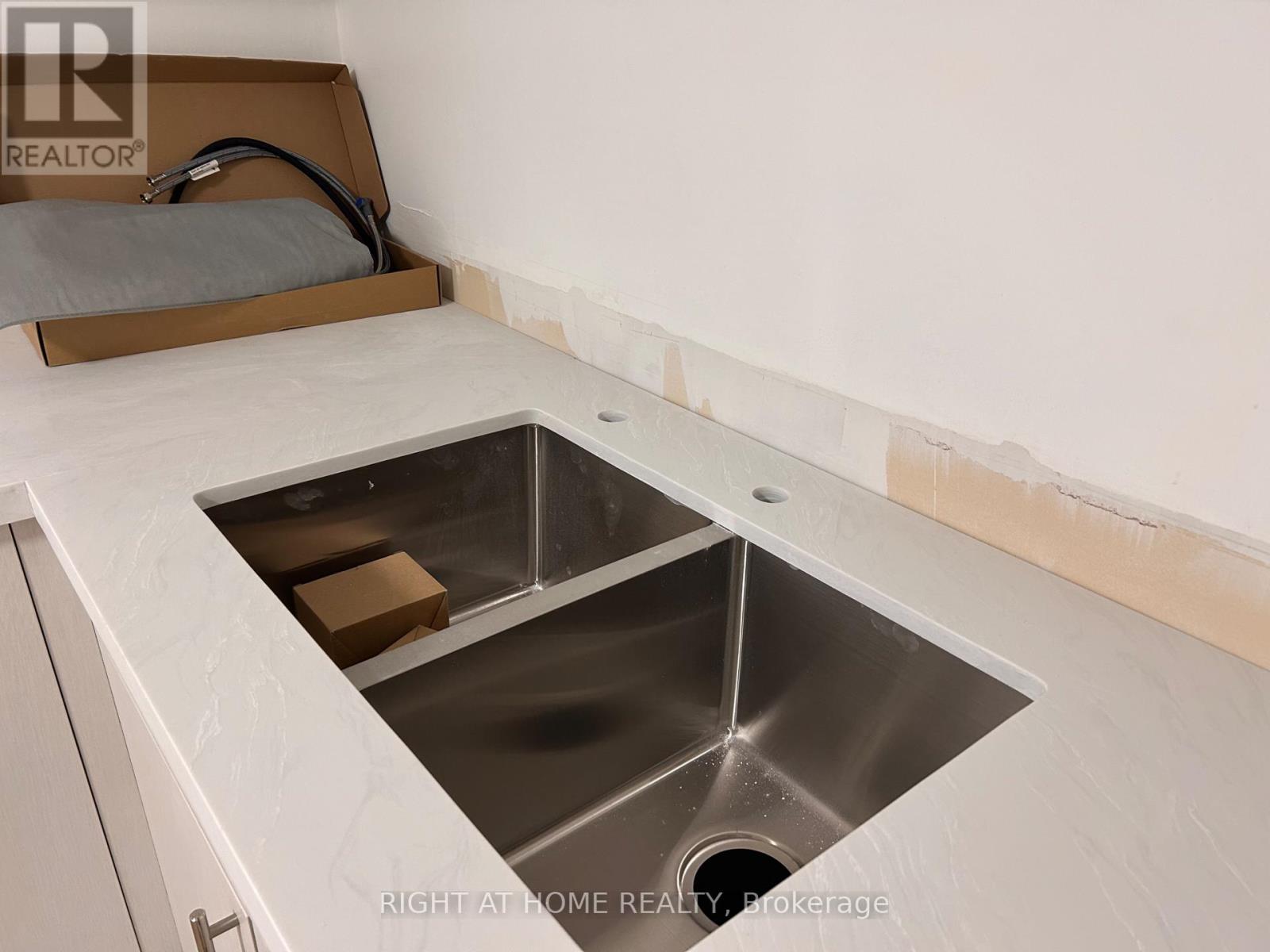 B - 1039 Ossington Avenue, Toronto, Ontario  M6G 3V9 - Photo 3 - W12608644