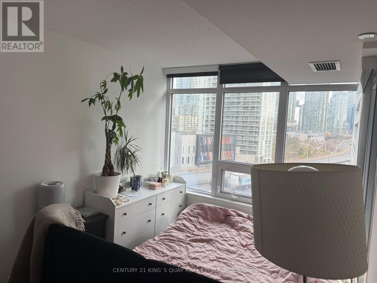 1009 - 19 Bathurst Street, Toronto, Ontario  M5V 0N2 - Photo 5 - C12608670