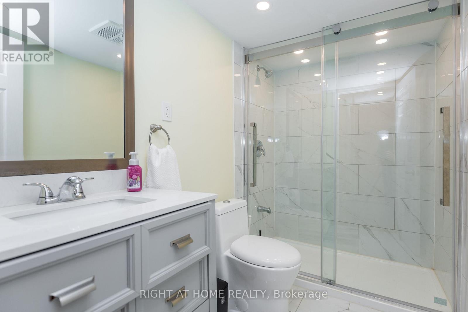 102 Upper Canada Court, Halton Hills, Ontario  L7G 0L2 - Photo 34 - W12608668