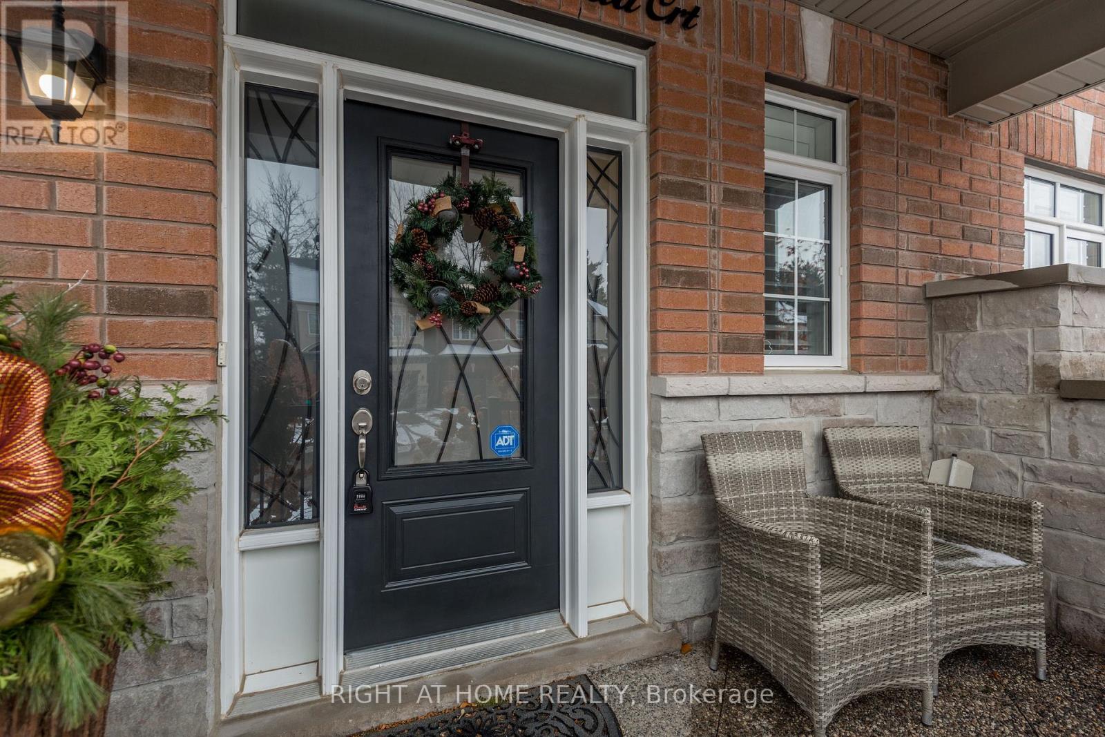 102 Upper Canada Court, Halton Hills, Ontario  L7G 0L2 - Photo 4 - W12608668