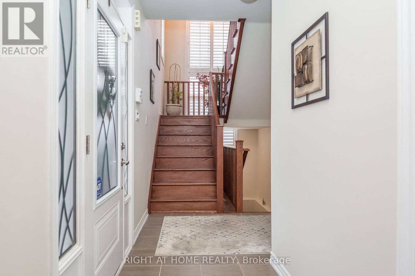 102 Upper Canada Court, Halton Hills, Ontario  L7G 0L2 - Photo 6 - W12608668