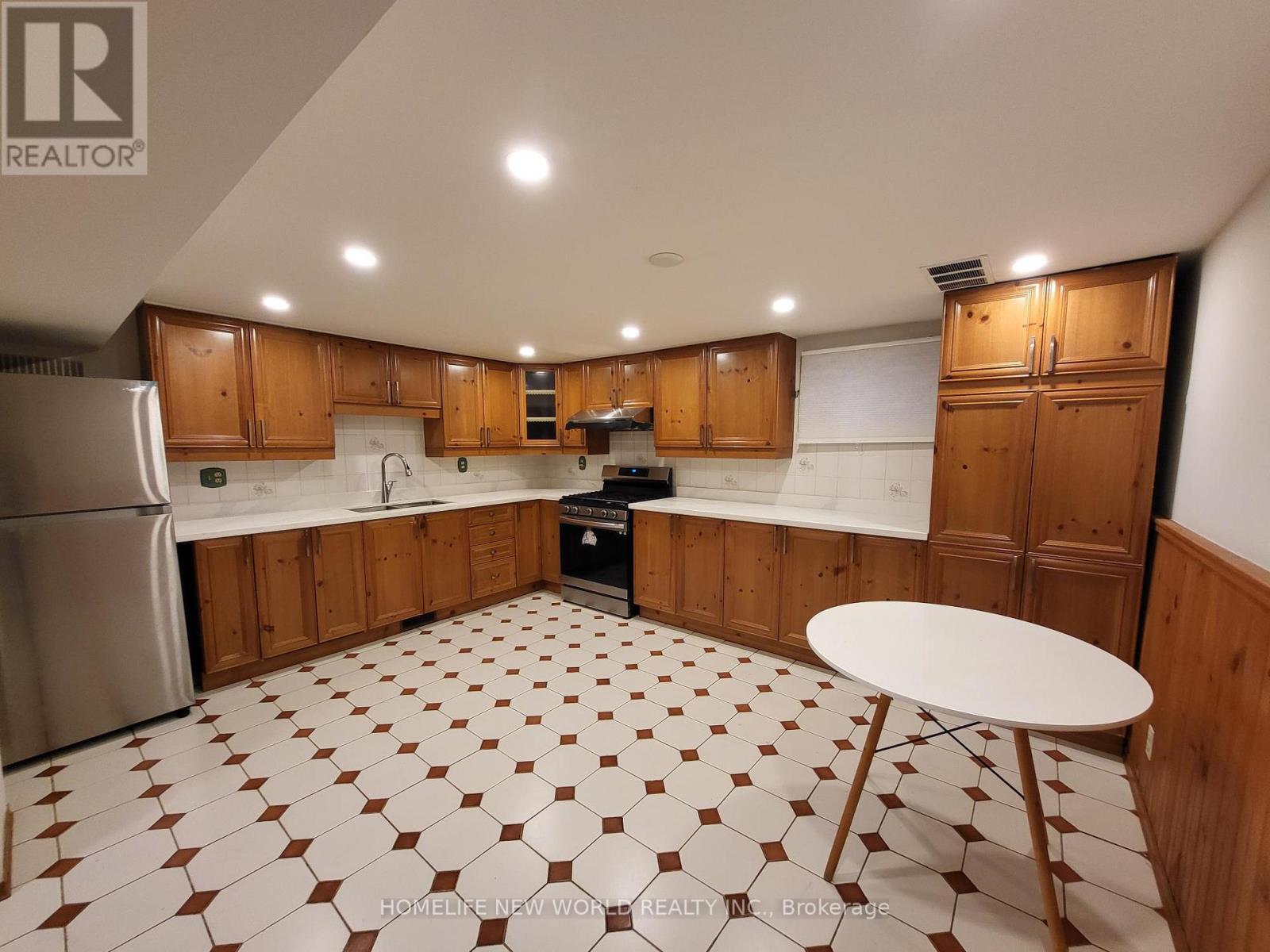 Basement - 118 Cartier Crescent, Richmond Hill, Ontario L4C 2N6 - Photo 13 - N12608708