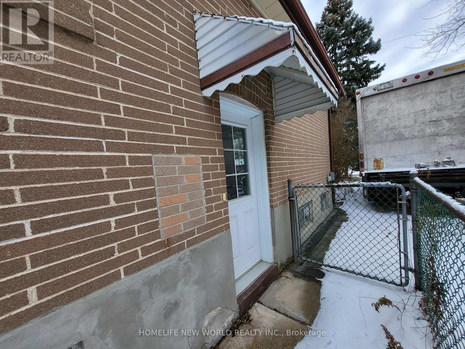 Basement - 118 Cartier Crescent, Richmond Hill, Ontario L4C 2N6 - Photo 5 - N12608708