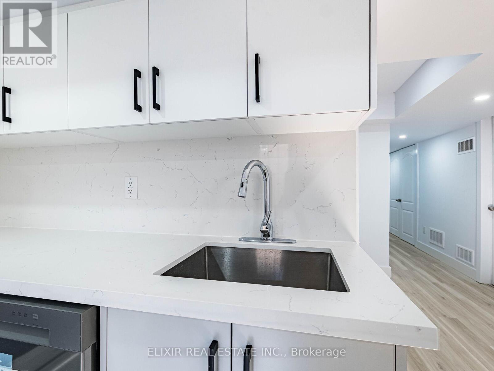 20 Penn Drive, Brampton, Ontario  L7A 1N9 - Photo 11 - W12608720