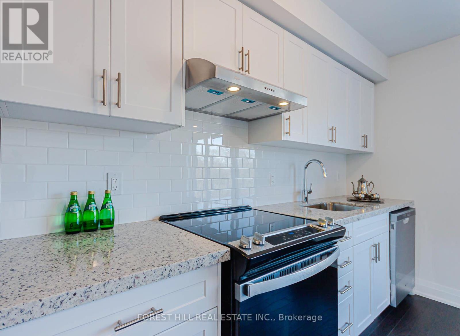 2 - 37 Wild Rose Gardens, Toronto, Ontario  M6L 0A5 - Photo 7 - W12608738