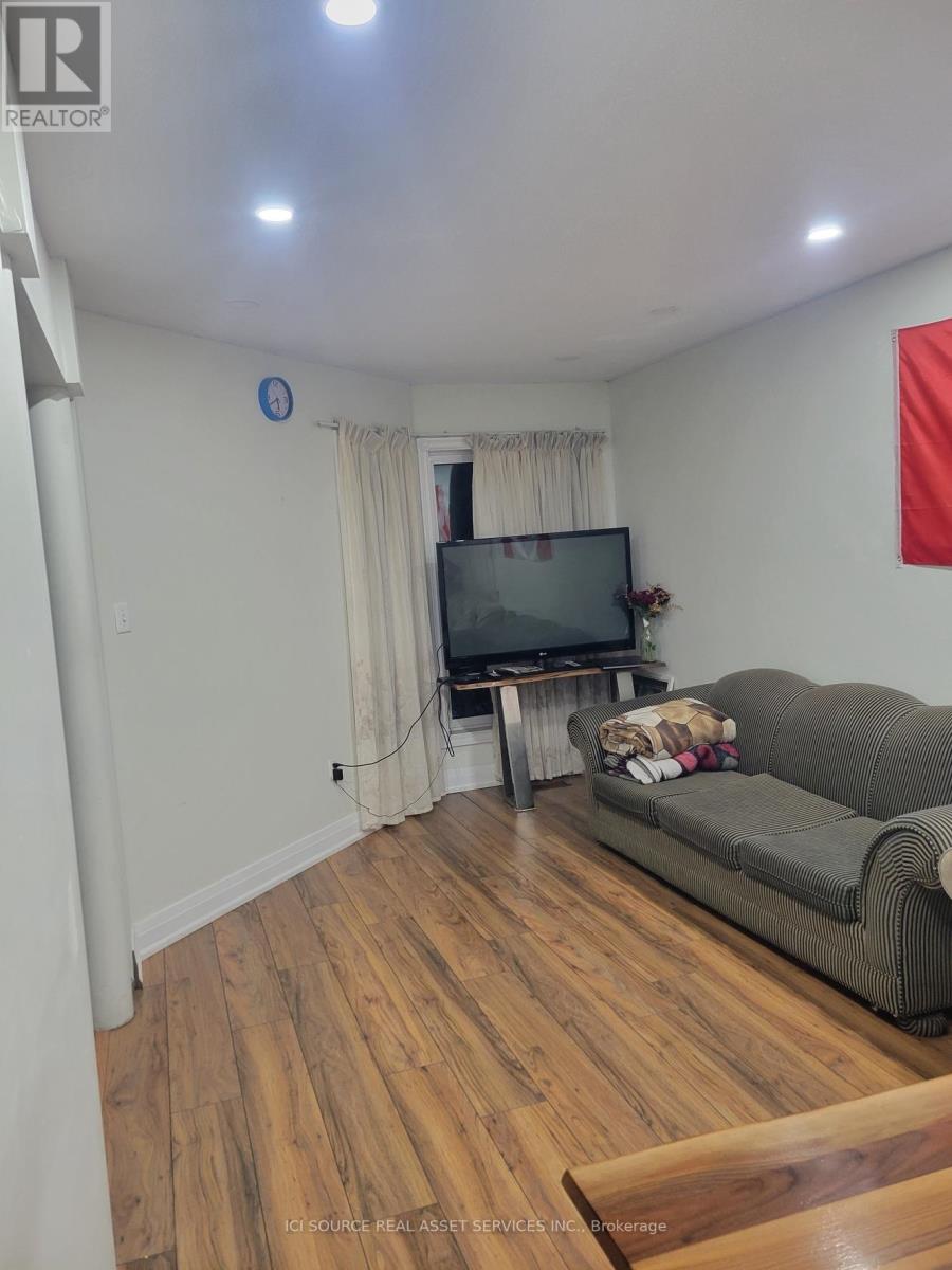 Upper - 3 Fairbank Court, Brampton (Brampton West), Ontario  L6X 4L8 - Photo 2 - W12608814