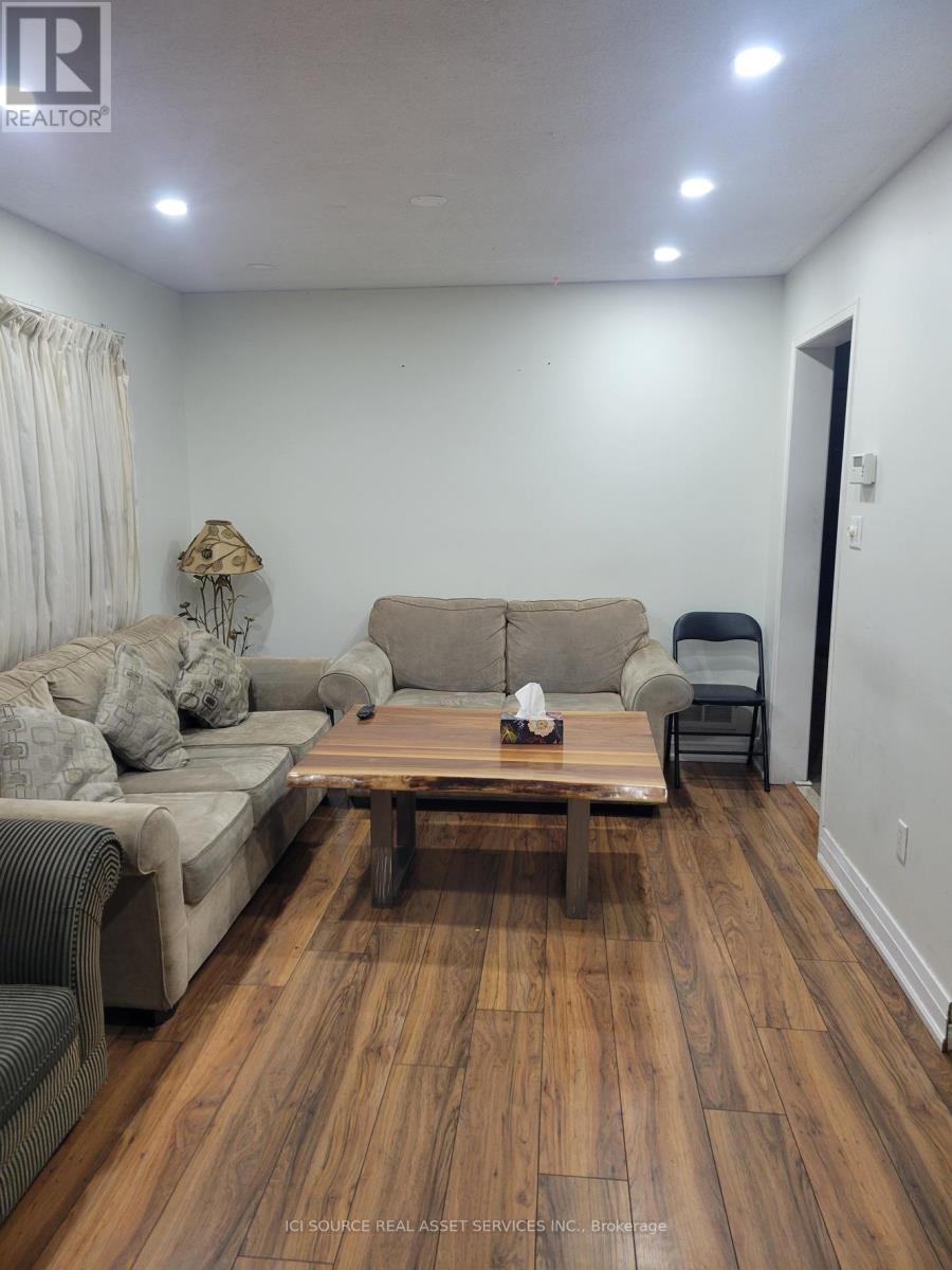 Upper - 3 Fairbank Court, Brampton (Brampton West), Ontario  L6X 4L8 - Photo 3 - W12608814