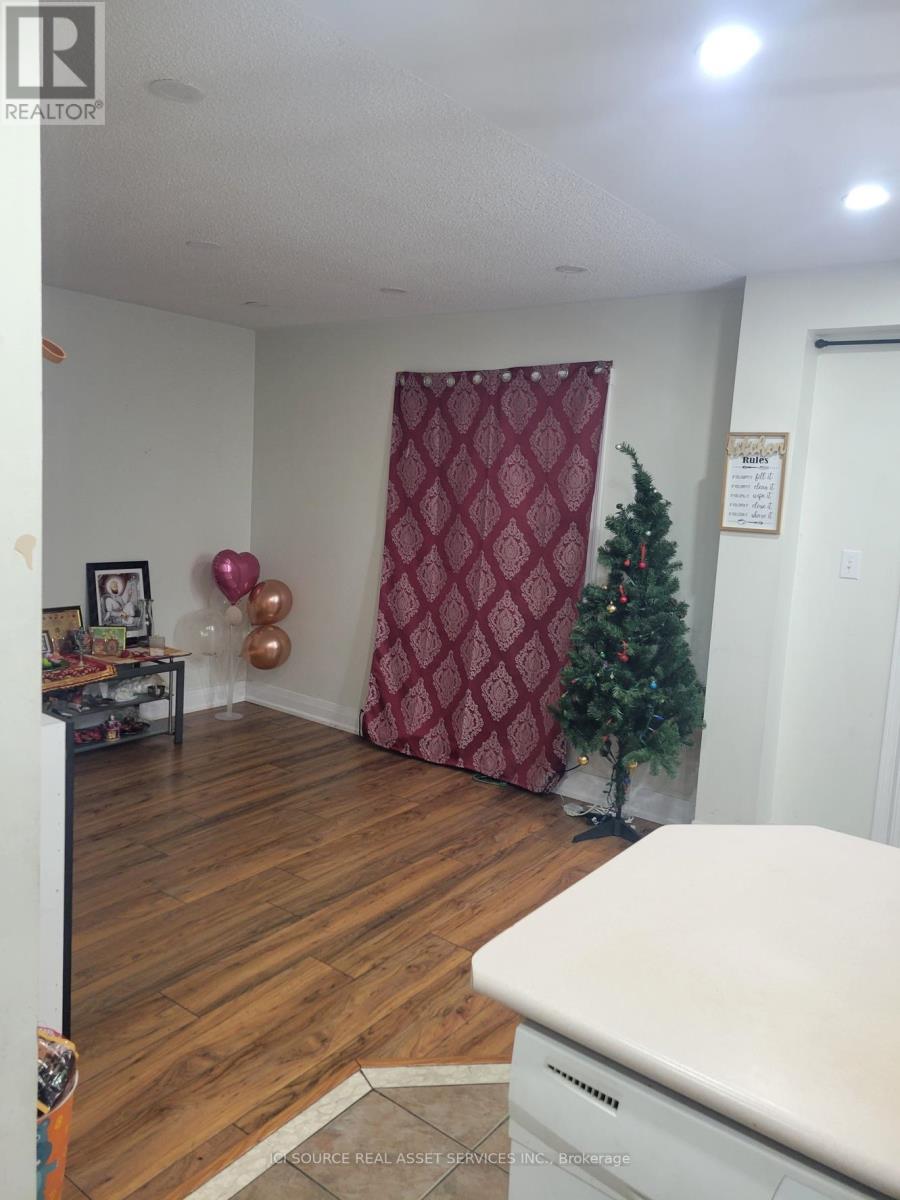 Upper - 3 Fairbank Court, Brampton (Brampton West), Ontario  L6X 4L8 - Photo 4 - W12608814