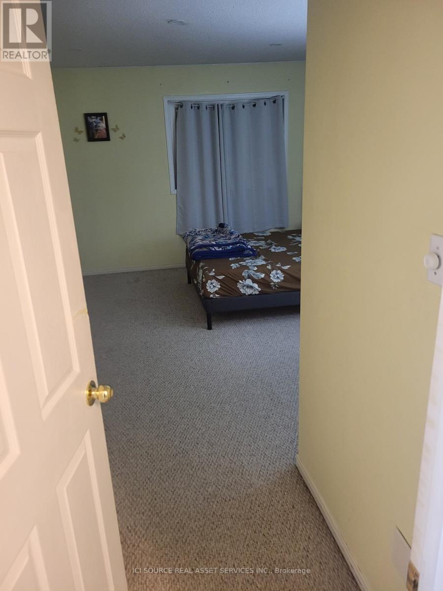 Upper - 3 Fairbank Court, Brampton (Brampton West), Ontario  L6X 4L8 - Photo 6 - W12608814