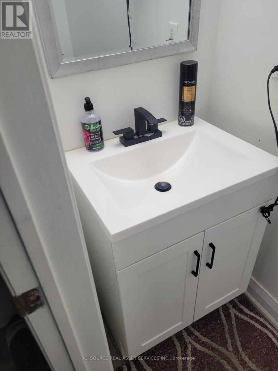 Upper - 3 Fairbank Court, Brampton (Brampton West), Ontario  L6X 4L8 - Photo 7 - W12608814