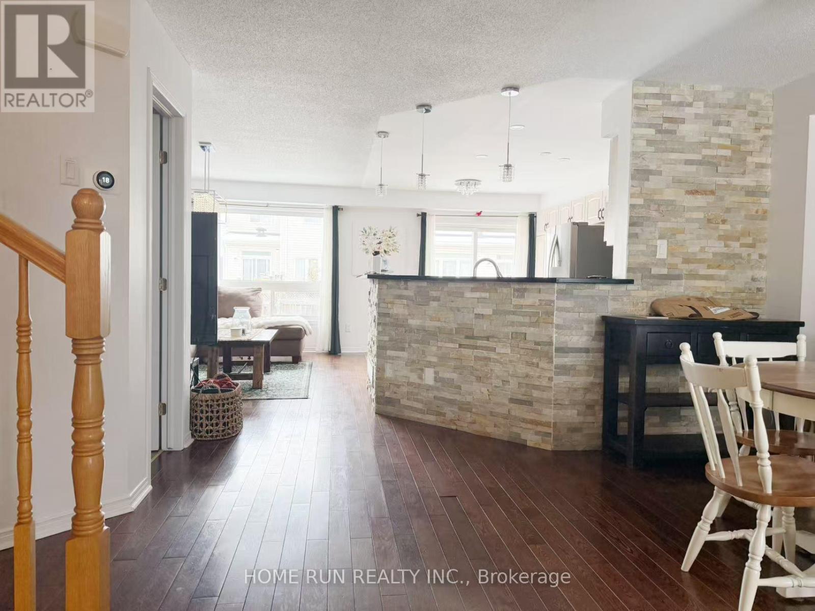 330 Applecross Crescent, Ottawa, Ontario  K2K 0C4 - Photo 3 - X12608848