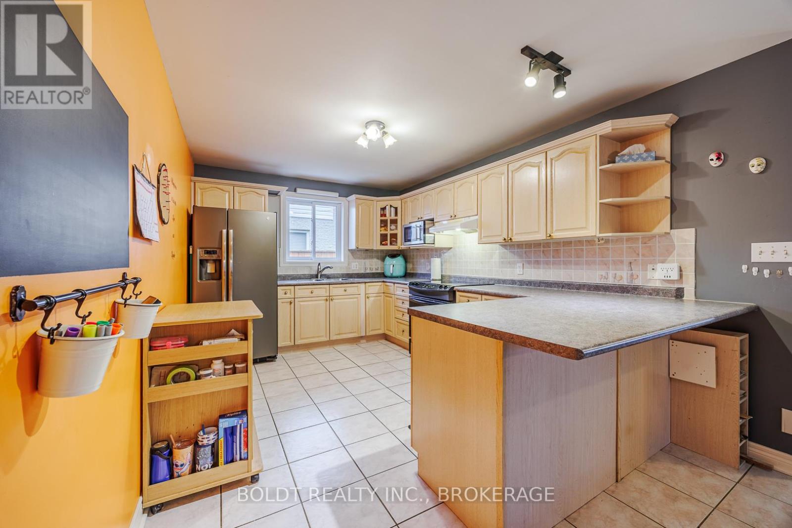 84 Confederation Avenue, Thorold, Ontario  L2V 5A6 - Photo 6 - X12608820