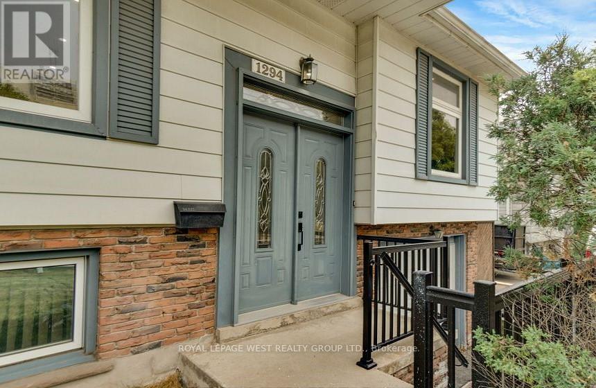 Upper - 1294 Forest Hill, Oakville, Ontario  L6H 2S4 - Photo 2 - W12608830