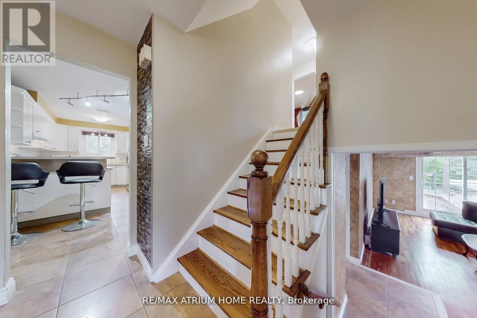 3672 Galeair Court, Mississauga, Ontario  L5C 2H5 - Photo 10 - W12608838