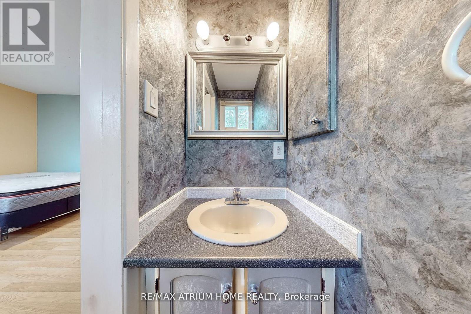 3672 Galeair Court, Mississauga, Ontario  L5C 2H5 - Photo 19 - W12608838