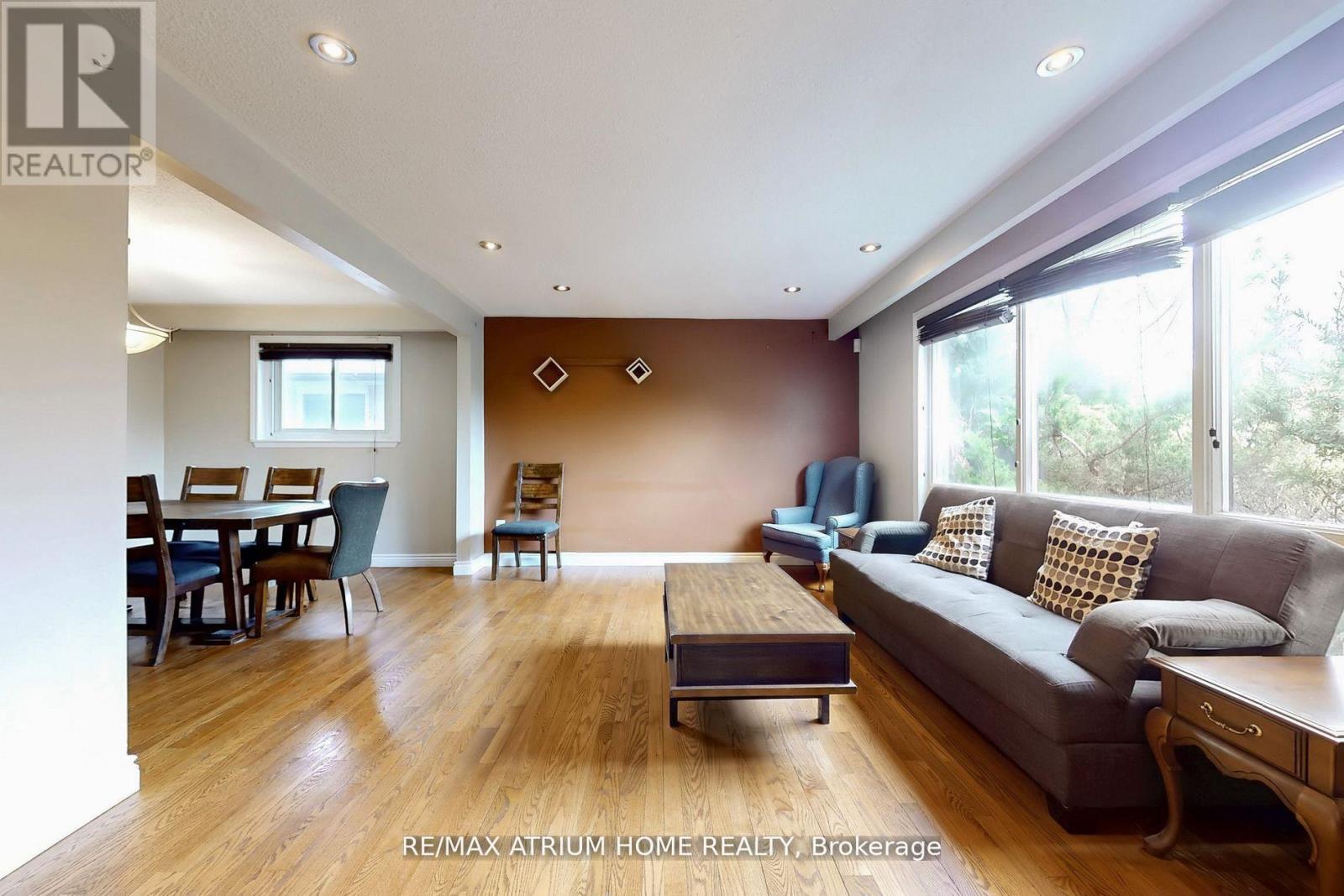 3672 Galeair Court, Mississauga, Ontario  L5C 2H5 - Photo 3 - W12608838