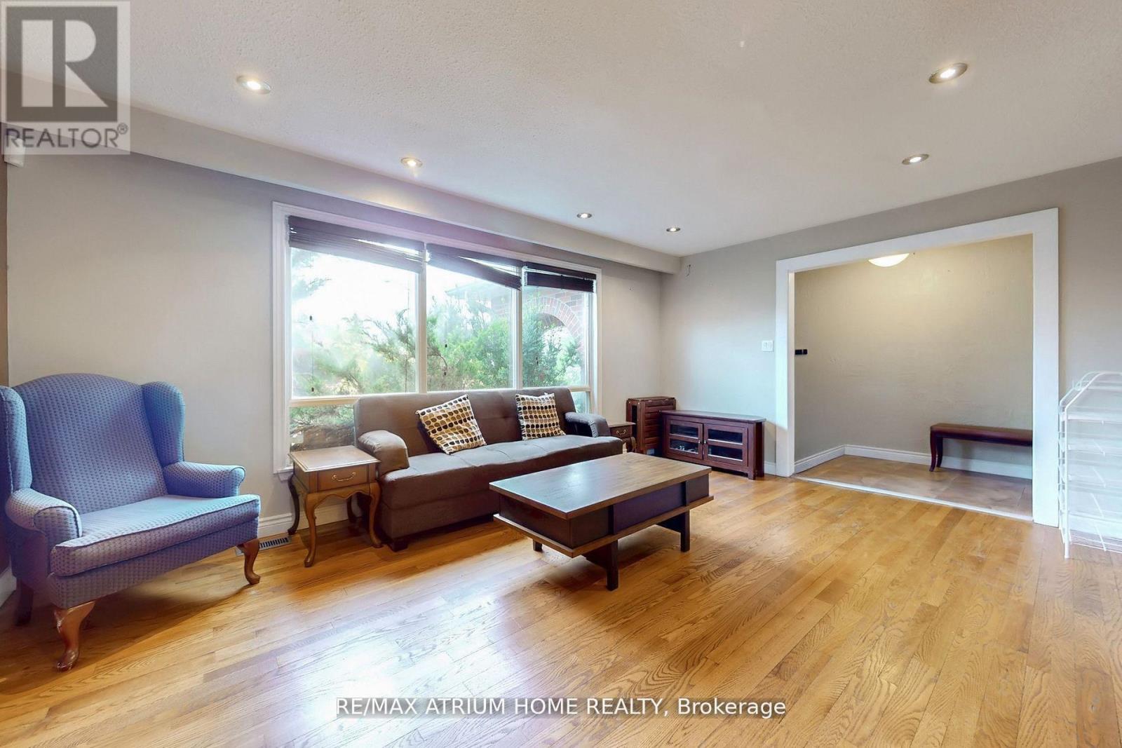 3672 Galeair Court, Mississauga, Ontario  L5C 2H5 - Photo 4 - W12608838