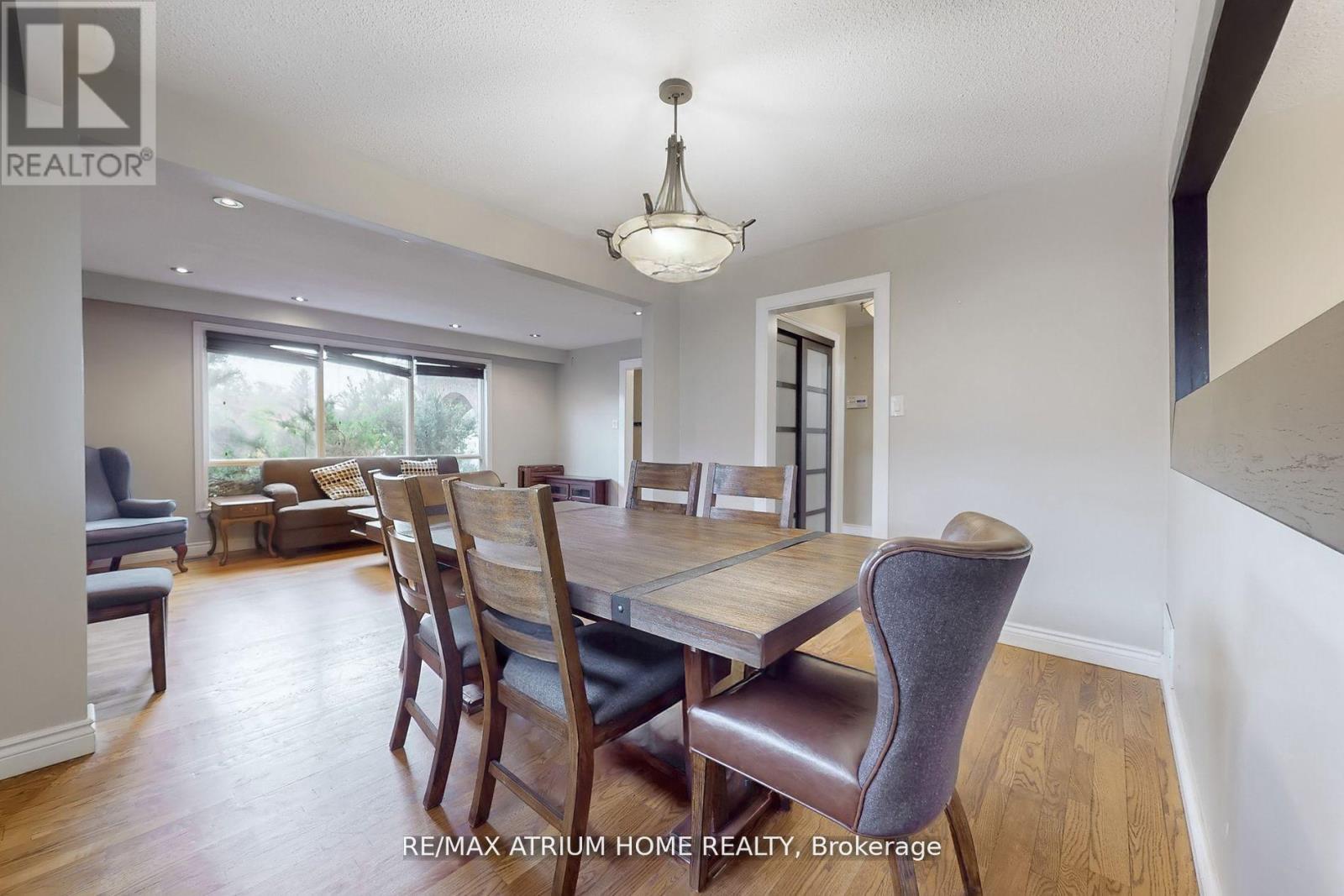 3672 Galeair Court, Mississauga, Ontario  L5C 2H5 - Photo 5 - W12608838