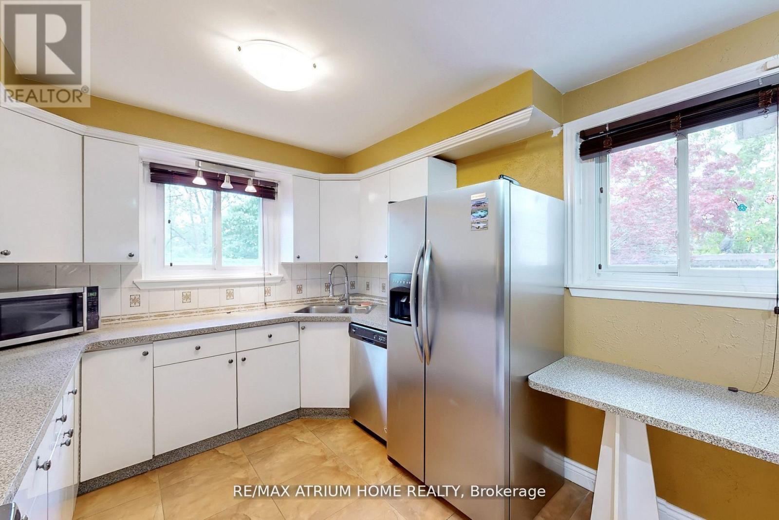 3672 Galeair Court, Mississauga, Ontario  L5C 2H5 - Photo 8 - W12608838