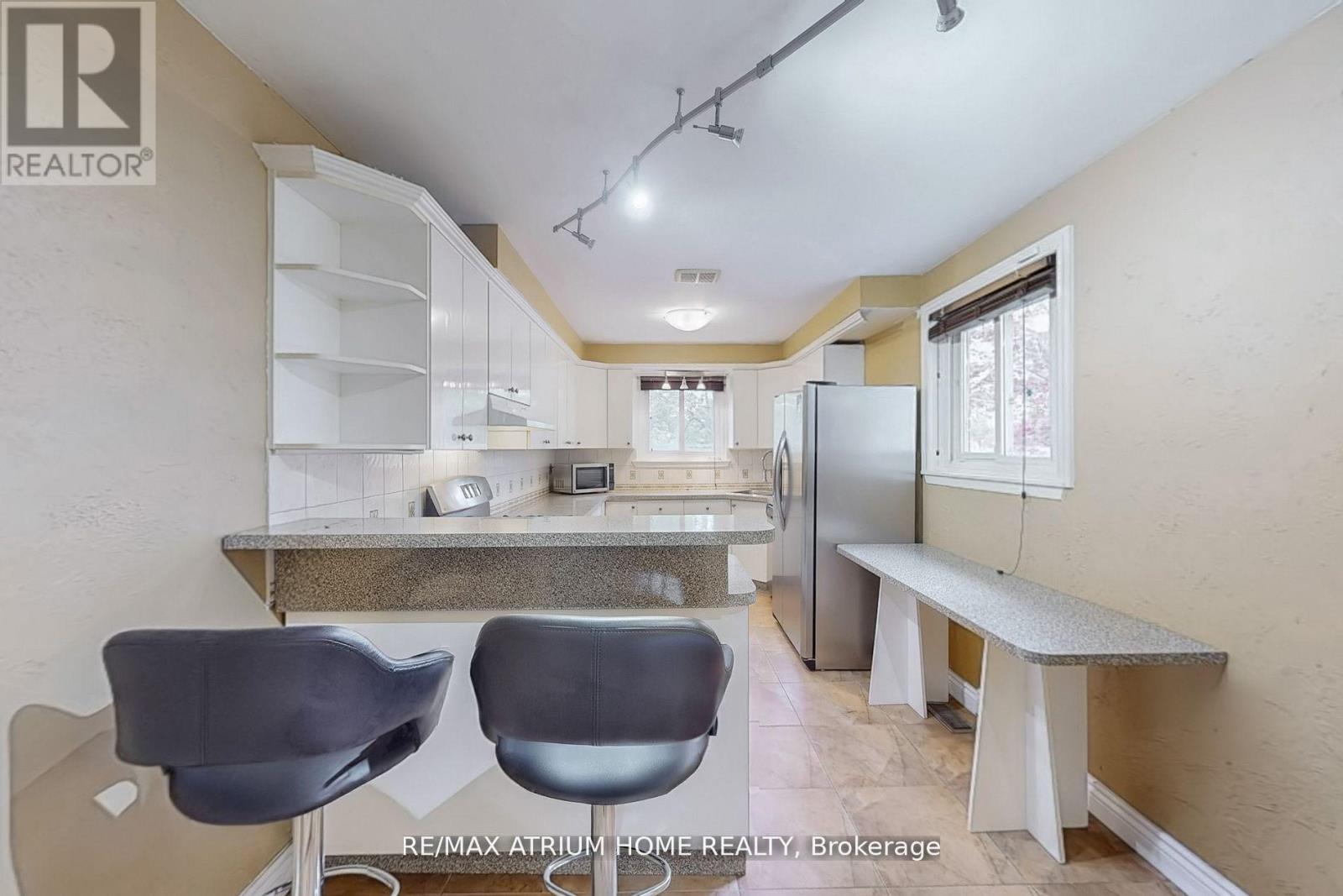 3672 Galeair Court, Mississauga, Ontario  L5C 2H5 - Photo 9 - W12608838