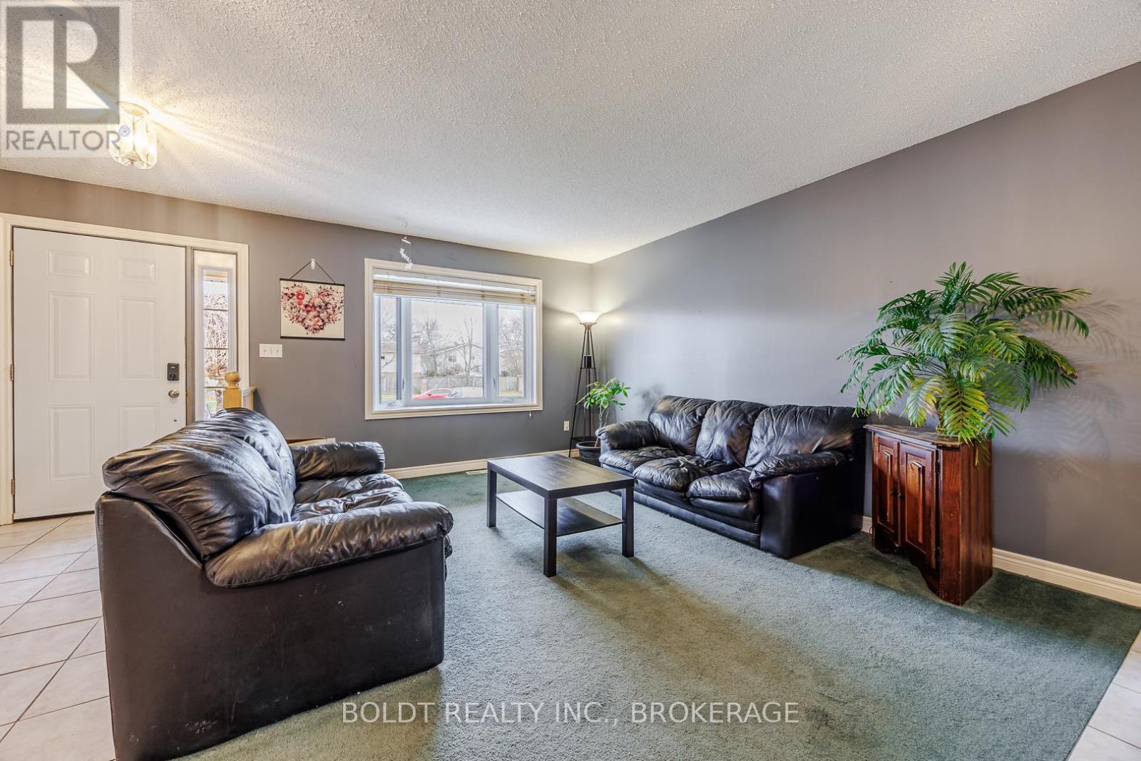 84 Confederation Avenue, Thorold, Ontario  L2V 5A6 - Photo 9 - X12608820