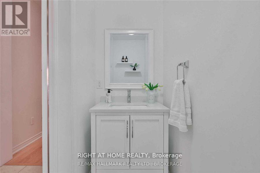 137 Windrow Street, Richmond Hill, Ontario  L4E 4Y4 - Photo 10 - N12608886