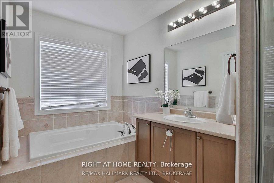 137 Windrow Street, Richmond Hill, Ontario  L4E 4Y4 - Photo 13 - N12608886