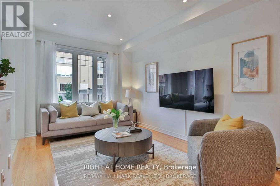 137 Windrow Street, Richmond Hill, Ontario  L4E 4Y4 - Photo 4 - N12608886