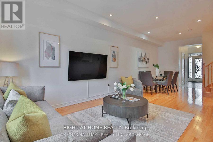 137 Windrow Street, Richmond Hill, Ontario  L4E 4Y4 - Photo 6 - N12608886