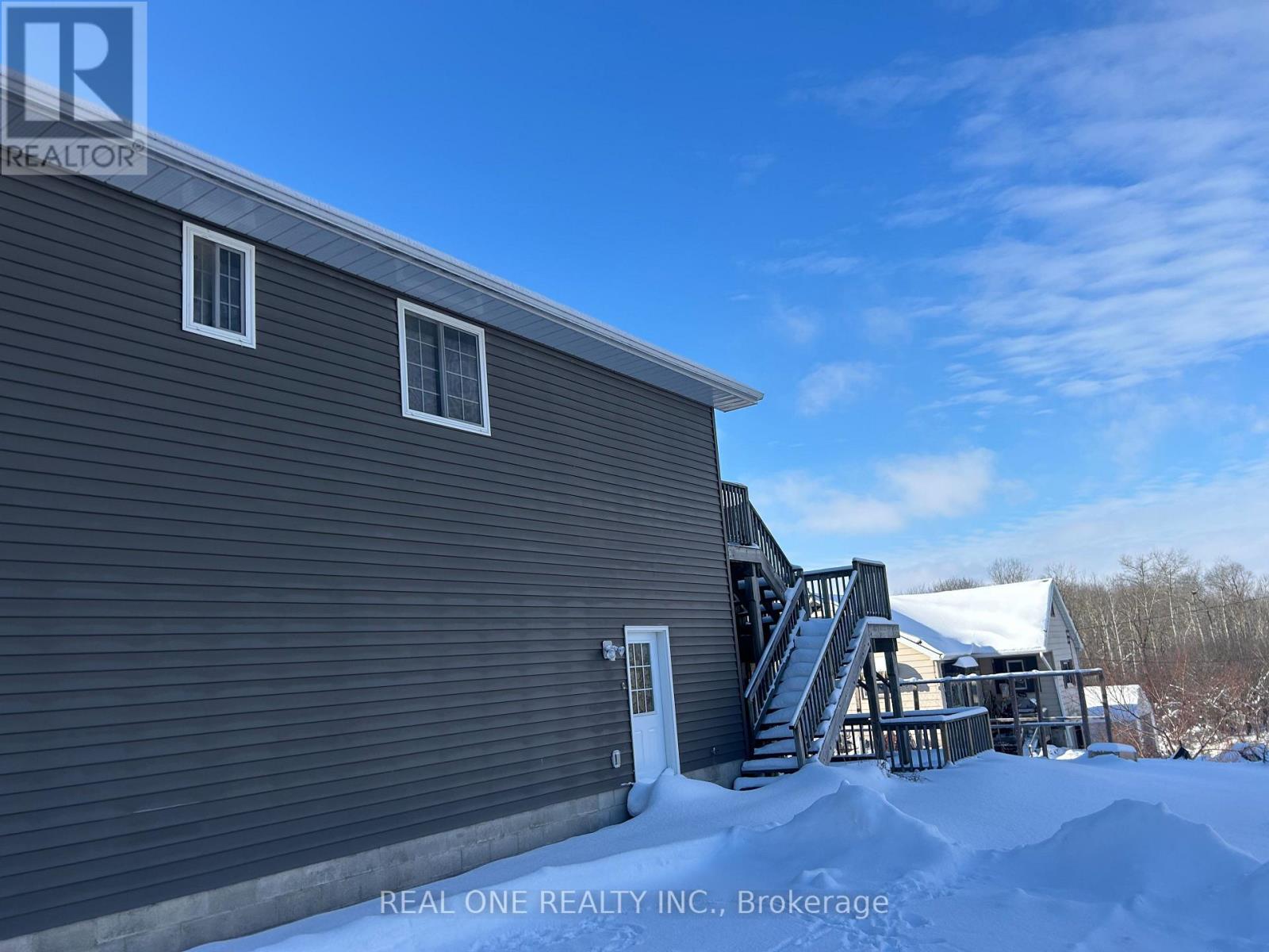 8 Queen Street, North Huron, Ontario  N0G 1E0 - Photo 2 - X12608888