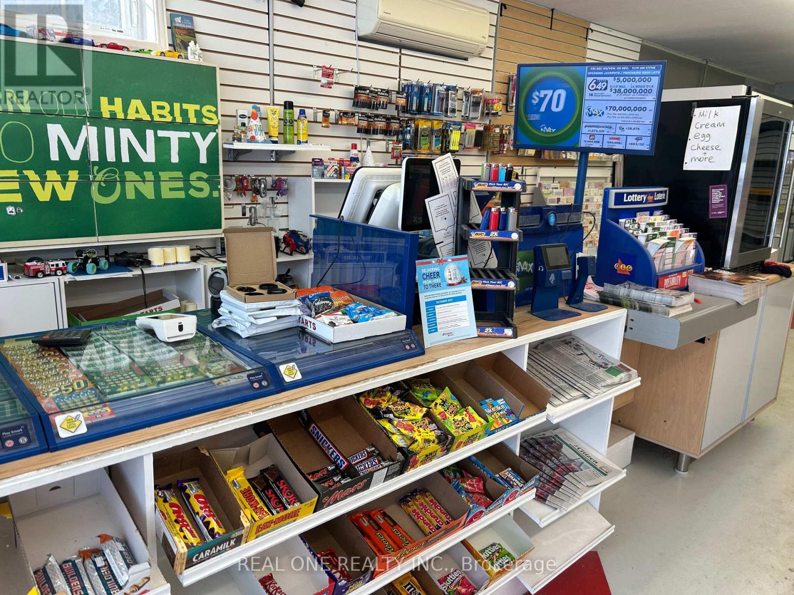 8 Queen Street, North Huron, Ontario  N0G 1E0 - Photo 4 - X12608888