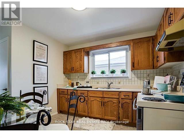 Upper - 324 East 33rd Street, Hamilton, Ontario  L8V 3T8 - Photo 3 - X12608910