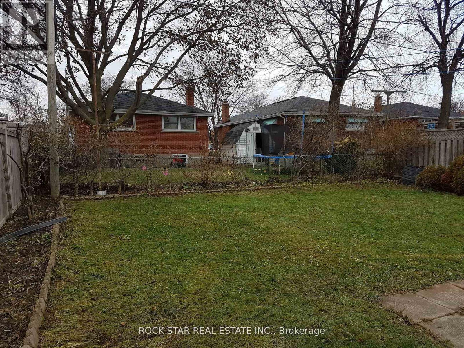 Upper - 324 East 33rd Street, Hamilton, Ontario  L8V 3T8 - Photo 8 - X12608910